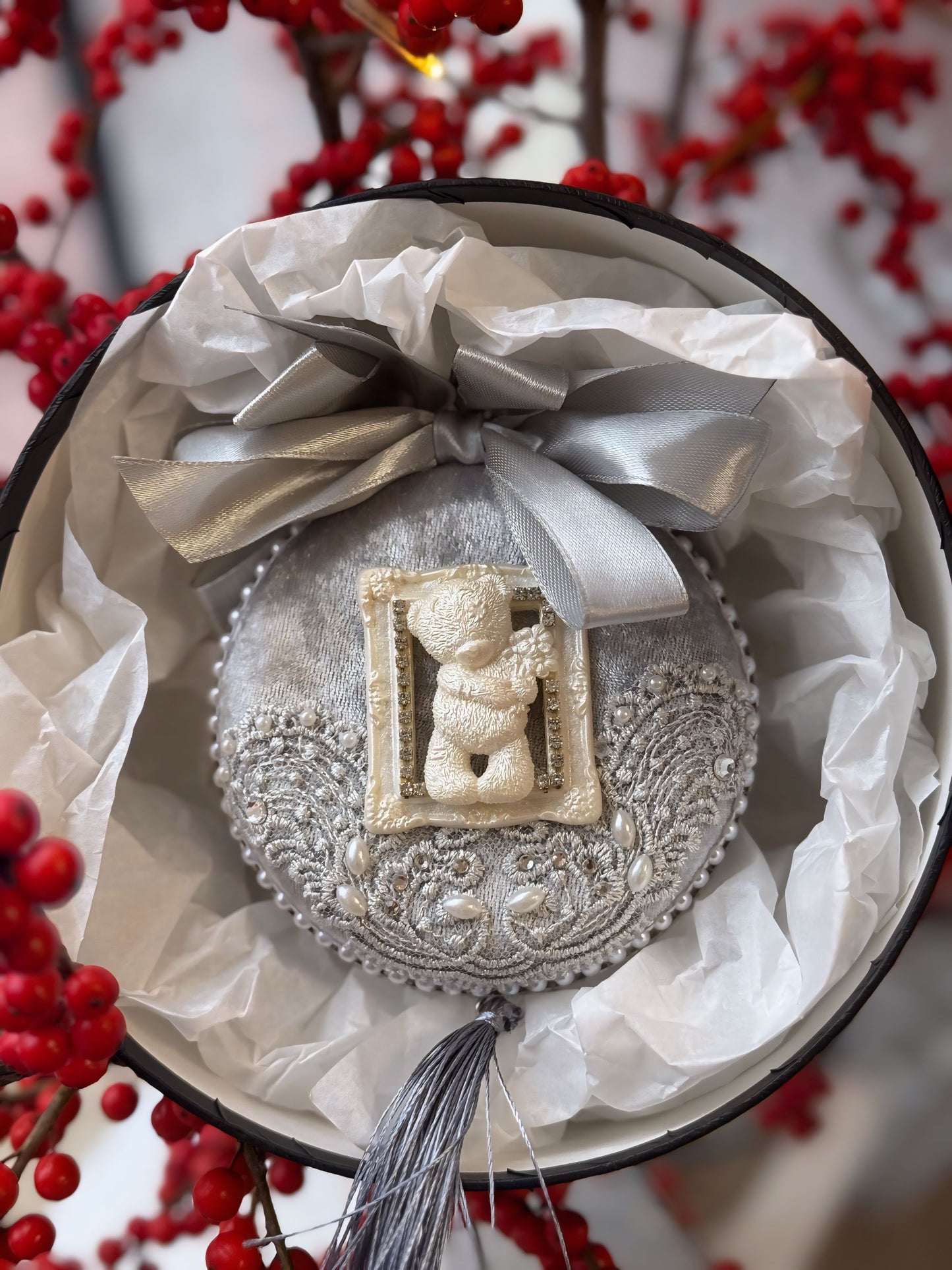 Луксозни ръчно изработени коледни играчки.