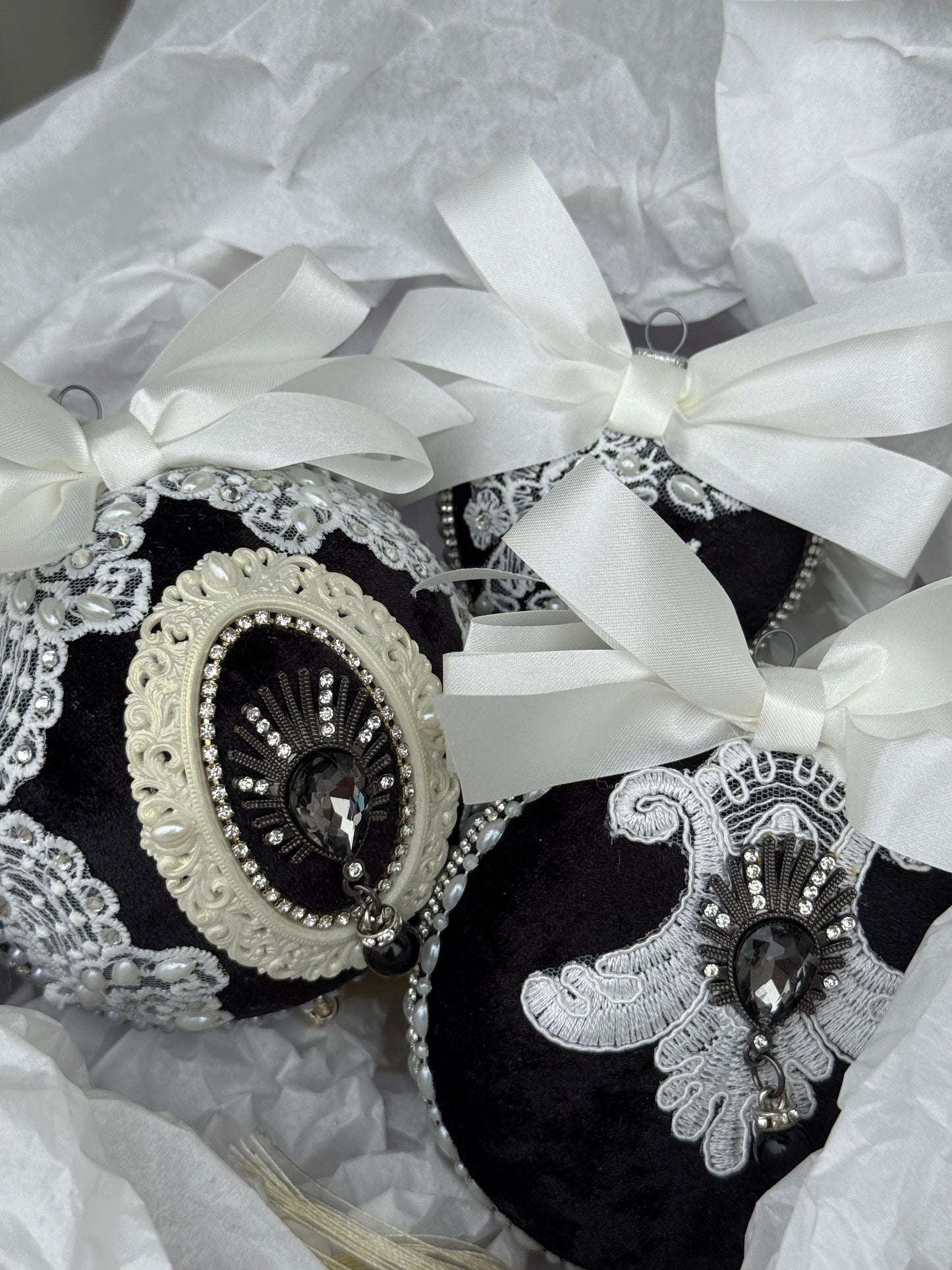 3 бр. В кутия Ръчно изработени коледни играчки.