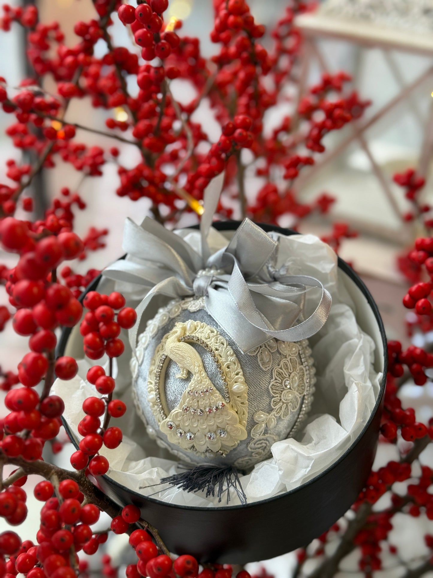 Луксозни ръчно изработени коледни играчки.