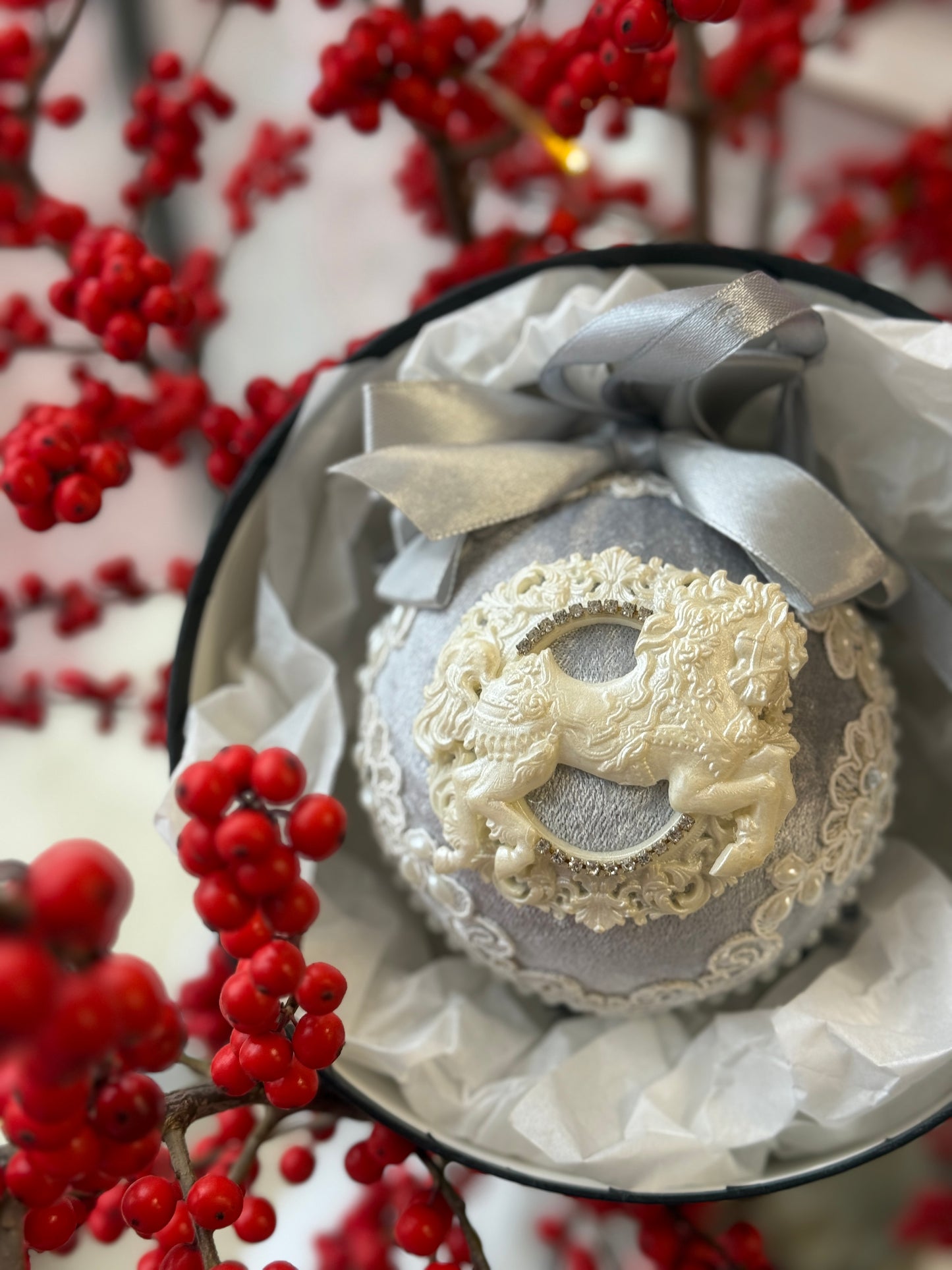 Луксозни ръчно изработени коледни играчки.