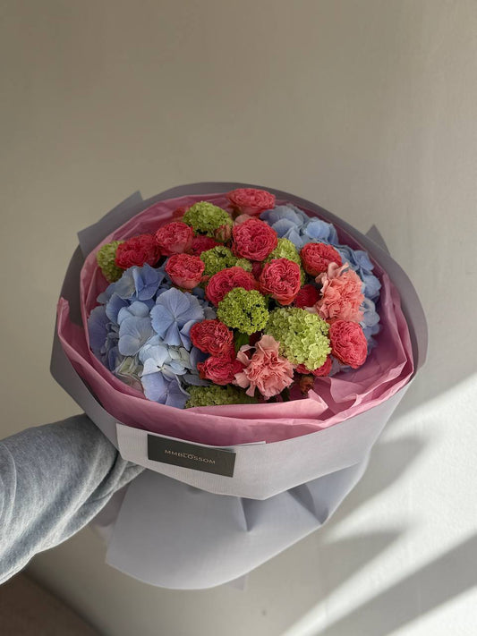 “Elegant Mixed Bouquet with Hydrangea and Garden Roses”