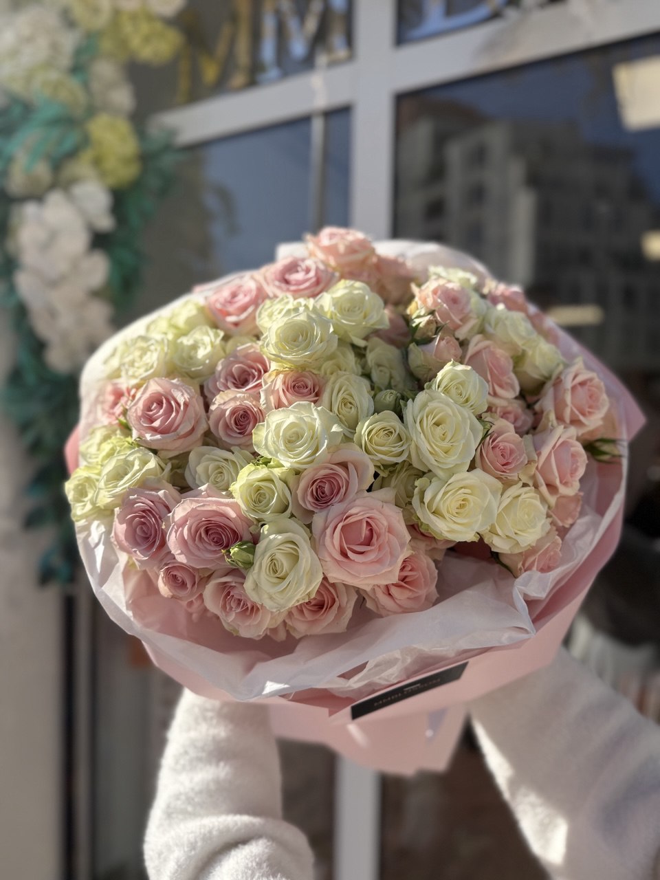 Bouquet of 21 Spray Roses in Pink and White