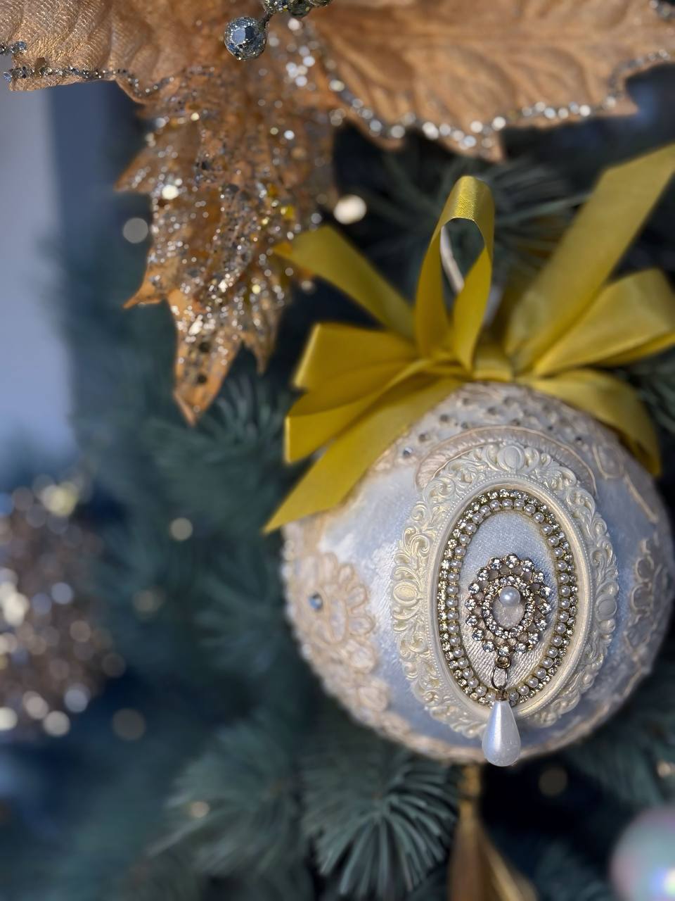 Луксозни ръчно изработени коледни играчки.