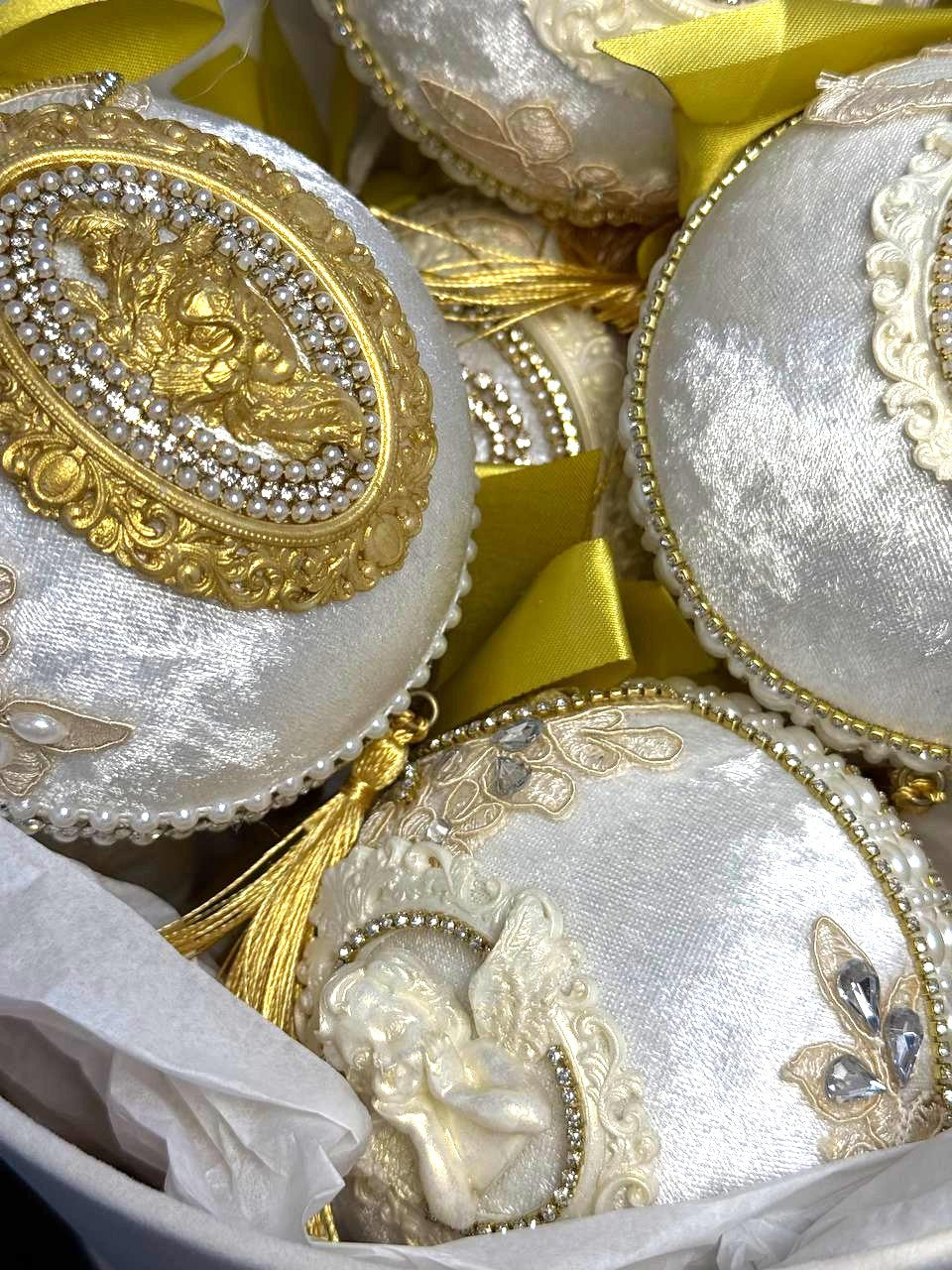 5 бр. В кутия Ръчно изработени коледни играчки.