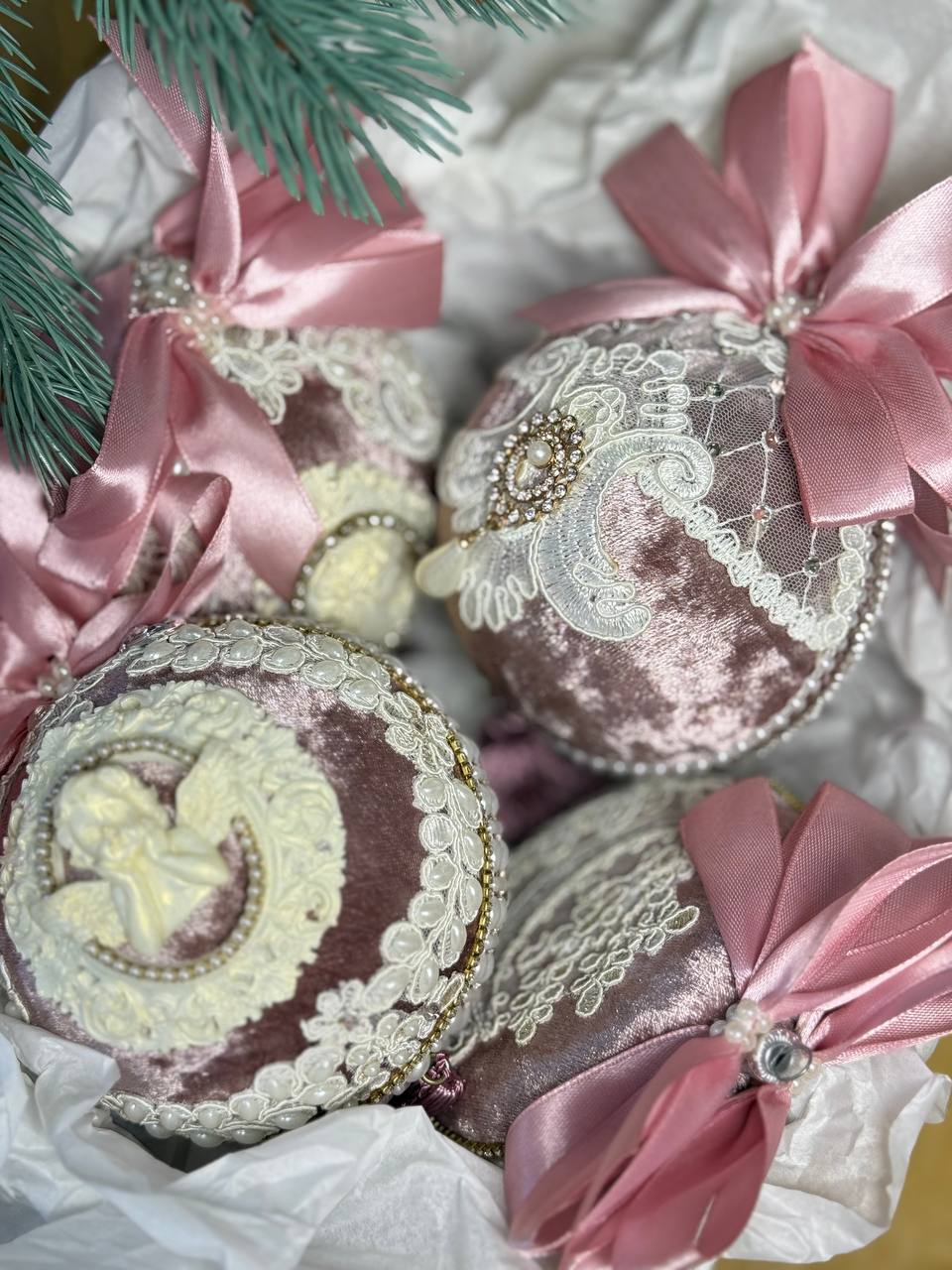 4 бр. В кутия Ръчно изработени коледни играчки.