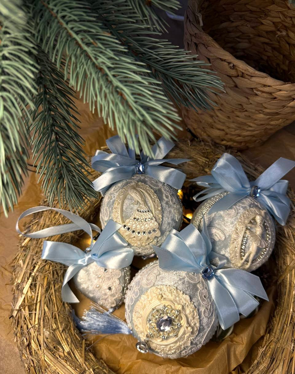 4 бр В  кутия Ръчно изработени коледни играчки.